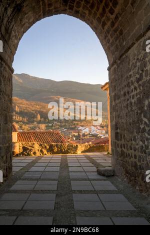 Steinbogenkirche Santa Maria im Porträt mit Landschaft im Hintergrund des Berges Hervas Stockfoto