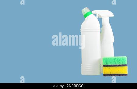 Chemische Reinigungsmittel in blanken sauberen Kunststoffflaschen und Waschschwämmen. Hintergrund für Werbebanner mit Kopierbereich für Text. Stockfoto