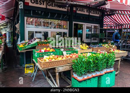 Wien, Österreich - 14. Oktober 2022: Obst- und Gemüseladen im Naschmarkt, Straßenmarkt in Wien, Österreich Stockfoto