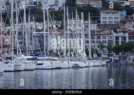 Fethiye, Türkei, 9. November 2022: Yachten und Segelschiffe stehen im Yachthafen vor dem Hintergrund von Wohngebäuden in der Stadt Stockfoto