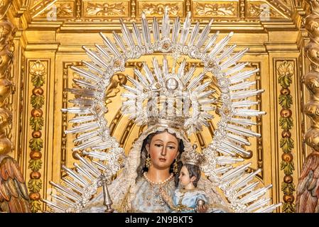 Bild von Madre de Dios del Rosario (Mutter Gottes des Rosenkranzes), Patrona de Capataces y Costaleros (Schutzpatron der Vorarbeiter und Träger) im Inneren des Pa Stockfoto