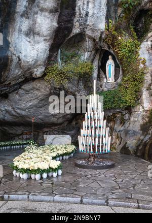Lourdes, Frankreich - 1. Januar 2022: Höhlengrotte der Erscheinungen der Heiligen Maria in Lourdes Stockfoto