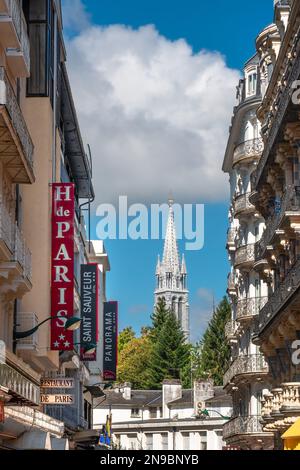 Lourdes, Frankreich - 28. August 2021: Geschäfte und Geschäfte, die religiöse Souvenirs in Lourdes verkaufen Stockfoto