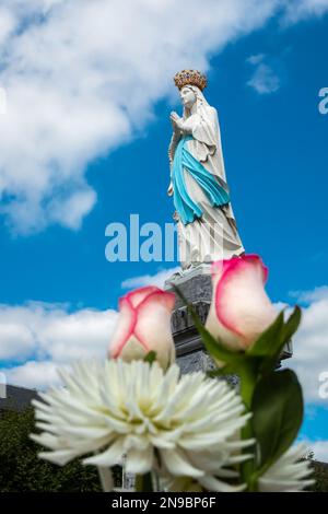 Lourdes, Frankreich - 28. August 2021: Eine Statue der heiligen Jungfrau Maria - unserer Dame von Lourdes Stockfoto