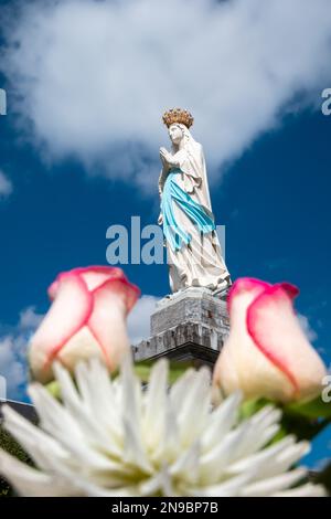 Lourdes, Frankreich - 28. August 2021: Eine Statue der heiligen Jungfrau Maria - unserer Dame von Lourdes Stockfoto