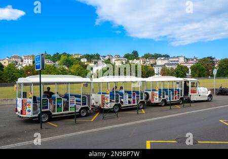 Lourdes, Frankreich - 28. August 2021: Ein kleiner weißer Zug für Touristen, die die Stadt Lourdes schnell und ermüdungsfrei besuchen möchten. Stockfoto