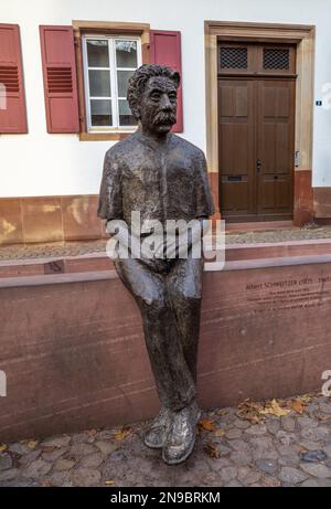 Straßburg, Frankreich - 13. Dezember 2022: Statue von Albert Schweitzer, deutsch-französischer Arzt, Philosoph, protestantischer Theologe, Organist, Musicologis Stockfoto