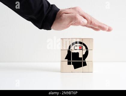 Schutz vor niedriger mentaler Energie, Müdigkeit oder mentalem Erschöpfungssyndrom. Burnout-Syndrom und Unterstützung der psychischen Gesundheit am Arbeitsplatz. Stockfoto