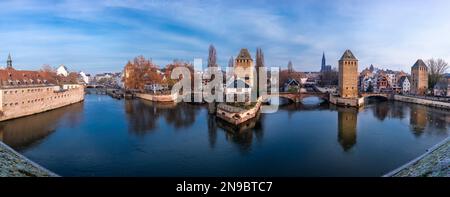 Die Ponts Couverts sind eine Reihe von 3 Brücken und 4 Türmen, die im 13. Jahrhundert an der Ill in Straßburg, Franc, errichtet wurden Stockfoto