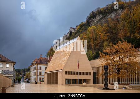 Vaduz, Liechtenstein - 18. November 2022: Das parlamentsgebäude in Vaduz wurde vom Architekten Hansjorg Goritz entworfen. Ein Blick auf das Schloss. Stockfoto