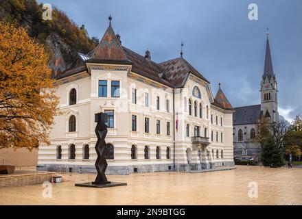 Vaduz, Liechtenstein - 18. November 2022: Regierungsgebäude des Fürstentums Liechtenstein in Vaduz. Planmäßig zwischen 1903 und 1905 gebaut Stockfoto