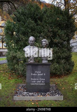 Vaduz, Liechtenstein - 18. November 2022: Statue des verstorbenen Prinzen Franz Josef II. Und seiner Frau Prinzessin Gina von Liechtenstein, die kurz darauf starb Stockfoto