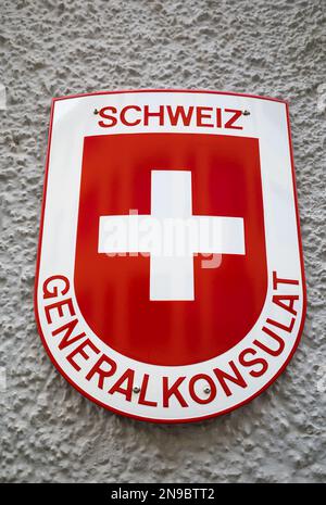 Vaduz, Liechtenstein - 18. November 2022: Emblem des Generalkonsulats der Schweiz im Fürstentum Liechtenstein Stockfoto