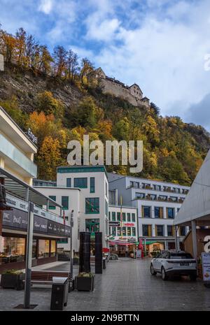 Vaduz, Liechtenstein - 18. November 2022: Blick auf eine Handelsstraße in Vaduz, direkt unter dem Schloss. Stockfoto