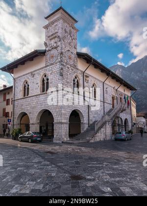 Venzone, Italien - 29. Dezember 2022: Regierungsgebäude - Rathaus von Venzone Stockfoto