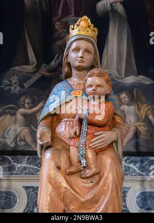 Venzone, Italien - 29. Dezember 2022: Mittelalterliche Statue von Maria mit Jesus in der Kathedrale des Heiligen Andreas in Venzone Stockfoto