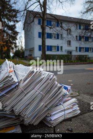 Zürich, Schweiz - 17. November 2022: Ein Haufen gefesselter Zeitungen auf der Straße Stockfoto