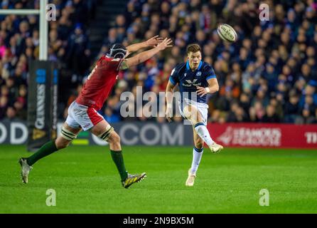 11. Februar 2023: Guinness Six Nations 2023. ScotlandÕs Huw Jones tritt zusammen mit Wales Adam Beard beim Spiel Scotland gegen Wales, Guinness Six Nations bei BT Murrayfield, Edinburgh. Kredit: Ian Rutherford Alamy Live News Stockfoto