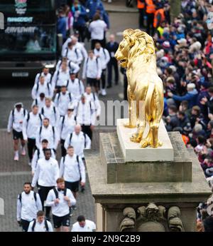 Ein allgemeiner Blick auf eine Löwenstatue, während englische Spieler vor dem Guinness Six Nations-Spiel im Twickenham Stadium, London, den Teambus verlassen. Foto: Sonntag, 12. Februar 2023. Stockfoto