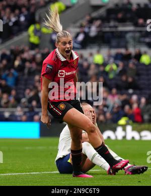 Alessia Russo von Manchester United (links) feiert das zweite Tor seiner Seite des Spiels, ein eigenes Tor von Tottenham Hotspur's Molly Bartrip während des Barclays Women's Super League-Spiels im Tottenham Hotspur Stadium, London. Foto: Sonntag, 12. Februar 2023. Stockfoto