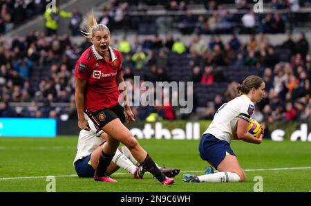 Alessia Russo von Manchester United (links) feiert das zweite Tor seiner Seite des Spiels, ein eigenes Tor von Tottenham Hotspur's Molly Bartrip während des Barclays Women's Super League-Spiels im Tottenham Hotspur Stadium, London. Foto: Sonntag, 12. Februar 2023. Stockfoto