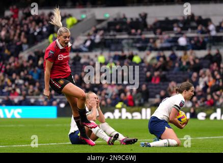 Alessia Russo von Manchester United (links) feiert das zweite Tor seiner Seite des Spiels, ein eigenes Tor von Tottenham Hotspur's Molly Bartrip während des Barclays Women's Super League-Spiels im Tottenham Hotspur Stadium, London. Foto: Sonntag, 12. Februar 2023. Stockfoto