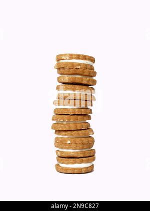 Ein Stapel Sandwich-Kekse mit cremefarbenem, weißem Hintergrund Stockfoto