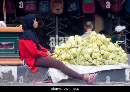 Ehrliches Porträt einer Indonesierin, die Ketupat verkauft Stockfoto