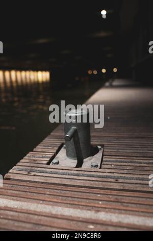 Eine vertikale Nahaufnahme eines Anlegemastes auf einem hölzernen Pier Stockfoto