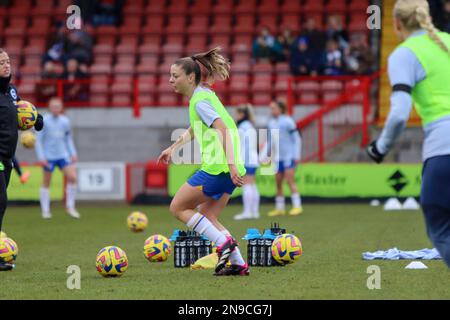 Crawley, Großbritannien. 12. Februar 2023. Veatriki Sarri (7 Brighton) bereitet sich vor dem Barclays Womens Super League-Spiel zwischen Brighton und Aston Villa im Broadfield Stadium, Crawley. (Tom Phillips/SPP) Kredit: SPP Sport Press Photo. Alamy Live News Stockfoto