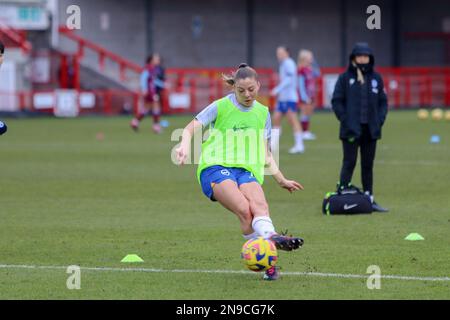 Crawley, Großbritannien. 12. Februar 2023. Veatriki Sarri (7 Brighton) bereitet sich vor dem Barclays Womens Super League-Spiel zwischen Brighton und Aston Villa im Broadfield Stadium, Crawley. (Tom Phillips/SPP) Kredit: SPP Sport Press Photo. Alamy Live News Stockfoto