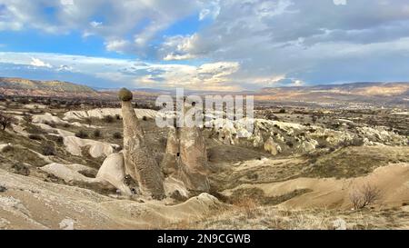 Three Graces, Three Beautifuls (uc Guzeller) Rock Hills in Devrent Valley, Kappadokien, Nevsehir, Türkei Stockfoto