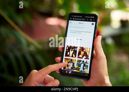 5. Februar 2023, Mirissa, Sri Lanka. OpenAI DALL-E wird auf dem Telefon verwendet. Frau testet künstliche Intelligenz Bildgenerator. Person, die Bilder erstellt Stockfoto