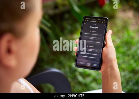 5. Februar 2023, Mirissa, Sri Lanka. Verwenden von OpenAI ChatGPT am Telefon. Frau chattet mit künstlicher Intelligenz. Person testet die Sprache des neuronalen Netzwerks Stockfoto
