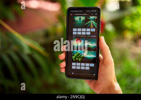 5. Februar 2023, Mirissa, Sri Lanka. Ich benutze Midjourney am Telefon. Frau erstellt Bilder aus Textbeschreibungen mit einem Fotogenerator. Person Stockfoto