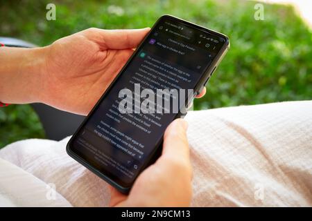 5. Februar 2023, Mirissa, Sri Lanka. Verwenden von OpenAI ChatGPT am Telefon. Frau chattet mit künstlicher Intelligenz. Person testet die Sprache des neuronalen Netzwerks Stockfoto