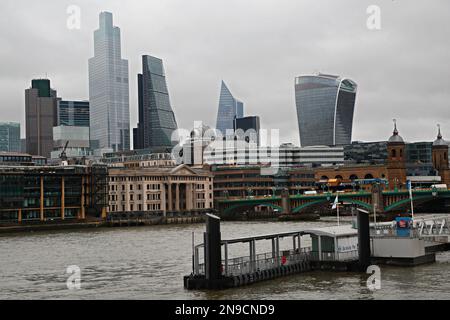 London, Vereinigtes Königreich - Februar 28,2020: Bankside Pier als Teil des Schiffstransportsystems und Panorama der City of London Stockfoto