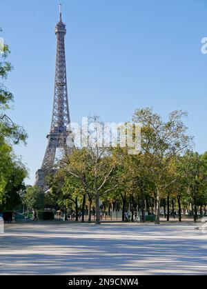 Eiffelturm in Paris Frankreich an einem sonnigen Tag zwischen Bäumen Stockfoto