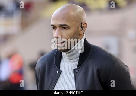 Thierry Henry kommentiert für Amazon Prime Video das Fußballspiel der französischen Meisterschaft Ligue 1 zwischen AS Monaco (ASM) und Paris Saint-Germain (PSG) am 11. Februar 2023 im Stade Louis II in Monaco – Foto: Jean Catuffe/DPPI/LiveMedia Stockfoto