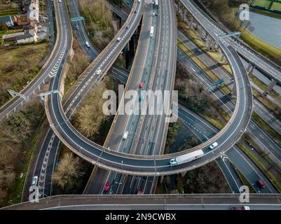 Luftaufnahme von Fahrzeugen, die an der Spaghetti Junction in Birmingham fahren Stockfoto