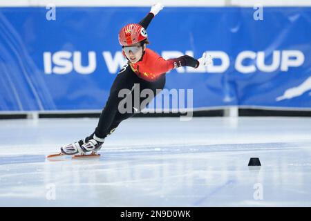 Dordrecht, Niederlande. 12. Februar 2023. Wang Xinran aus China tritt am 12. Februar 2023 bei der ISU World Cup Short Track Speed Skating in Dordrecht (Niederlande) im Quarterfinal der Frauen 500m an. Kredit: Zheng Huansong/Xinhua/Alamy Live News Stockfoto