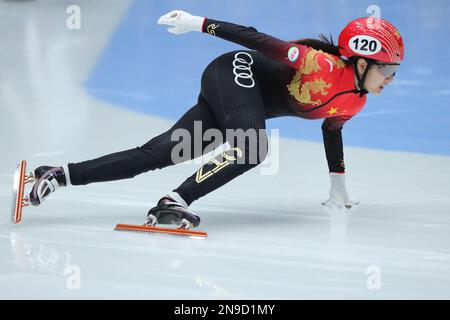 Dordrecht, Niederlande. 12. Februar 2023. Wang Xinran aus China tritt am 12. Februar 2023 bei der ISU World Cup Short Track Speed Skating in Dordrecht (Niederlande) im Quarterfinal der Frauen 500m an. Kredit: Zheng Huansong/Xinhua/Alamy Live News Stockfoto