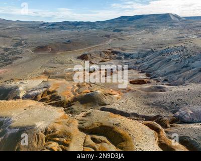 Luftaufnahme der atemberaubenden Landschaft von Tierra de Colores im Parque Patagonia in Argentinien, Südamerika Stockfoto