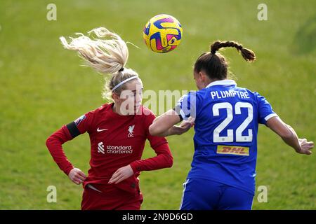 Missy Bo Kearns (links) in Liverpool und Ashleigh Plumptre in Leicester City kämpfen beim Barclays Women's Super League-Spiel im Prenton Park, Birkenhead, um den Ball. Foto: Sonntag, 12. Februar 2023. Stockfoto