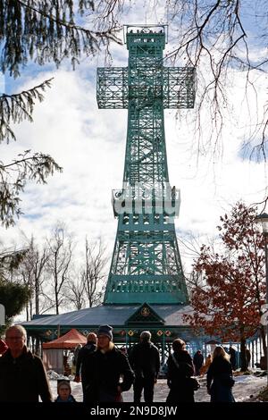 Stolberg, Deutschland. 12. Februar 2023. Besucher kommen zum Josephskreuz auf dem Auerberg. Nach einer zweijährigen Pause aufgrund der Pandemie fand erneut das Winterfestival statt. Zahlreiche unterhaltsame Spiele, eine gute Aussicht von der Aussichtsplattform und musikalische Unterhaltung werden den Besuchern angeboten. Das bekannte Bauwerk ist ein beliebtes Ziel für Wanderungen und Ausflüge, es ragt über den Wald, ist aus der Ferne sichtbar und dient als Aussichtsturm. Kredit: Matthias Bein/dpa/ZB/dpa/Alamy Live News Stockfoto