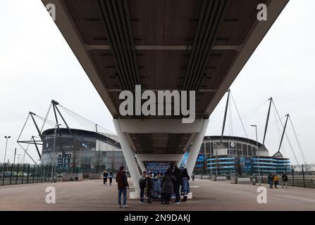 Manchester, Großbritannien. 12. Februar 2023. Fans kaufen Schals vor dem Spiel der Premier League im Etihad Stadium, Manchester. Der Bildausdruck sollte lauten: Darren Staples/Sportimage Credit: Sportimage/Alamy Live News Stockfoto