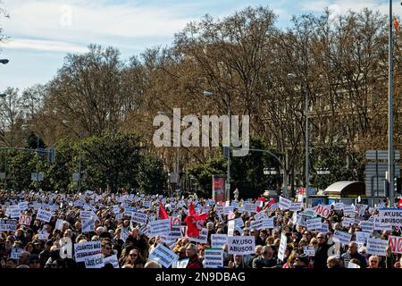 Cybele Square, Madrid, Spanien. 12. Februar 2023. Demonstration zugunsten der öffentlichen Gesundheit.Hunderte von Bürgern der Gemeinschaft Madrid demonstrieren gegen die Politik der gesundheitlichen Kürzungen ihrer Präsidentin Isabel Diaz Ayuso und zugunsten der öffentlichen Gesundheit. Kredit: EnriquePSans/Alamy Live News Stockfoto