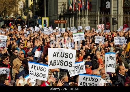 Cybele Square, Madrid, Spanien. 12. Februar 2023. Demonstration zugunsten der öffentlichen Gesundheit.Hunderte von Bürgern der Gemeinschaft Madrid demonstrieren gegen die Politik der gesundheitlichen Kürzungen ihrer Präsidentin Isabel Diaz Ayuso und zugunsten der öffentlichen Gesundheit. Kredit: EnriquePSans/Alamy Live News Stockfoto