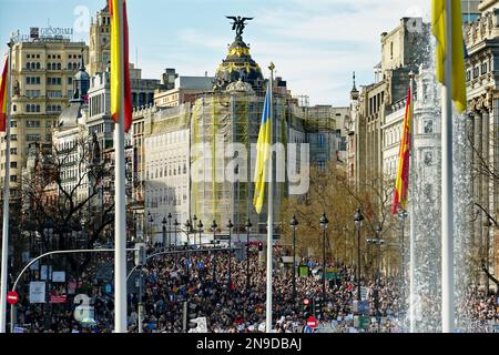 Cybele Square, Madrid, Spanien. 12. Februar 2023. Demonstration zugunsten der öffentlichen Gesundheit.Hunderte von Bürgern der Gemeinschaft Madrid demonstrieren gegen die Politik der gesundheitlichen Kürzungen ihrer Präsidentin Isabel Diaz Ayuso und zugunsten der öffentlichen Gesundheit. Kredit: EnriquePSans/Alamy Live News Stockfoto
