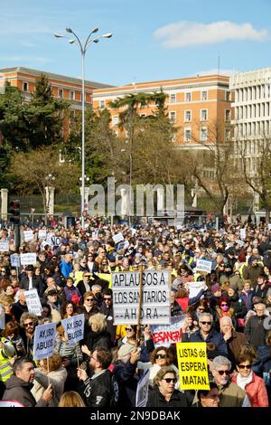Cybele Square, Madrid, Spanien. 12. Februar 2023. Demonstration zugunsten der öffentlichen Gesundheit.Hunderte von Bürgern der Gemeinschaft Madrid demonstrieren gegen die Politik der gesundheitlichen Kürzungen ihrer Präsidentin Isabel Diaz Ayuso und zugunsten der öffentlichen Gesundheit. Kredit: EnriquePSans/Alamy Live News Stockfoto